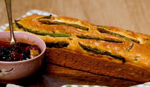 Кейк с аспержи, козе сирене и чътни от червен лук