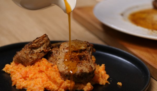 Свинско бонфиле с пюре от моркови и карамелен сос
